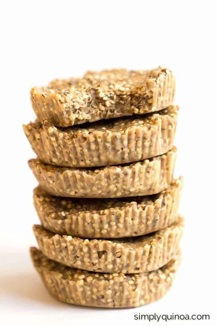 Crunchy Toasted Coconut Quinoa Bites >> only 5 ingredients, naturally sweetened and 100% gluten-free
