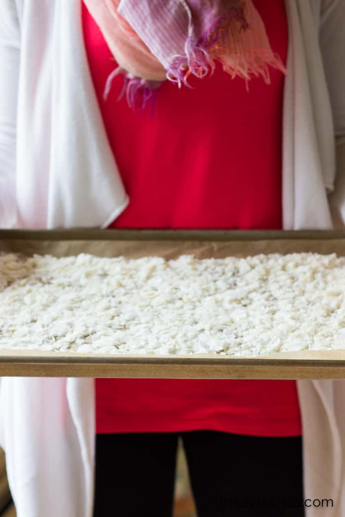 Learn how to make coconut butter using only one ingredient >> coconut flakes!