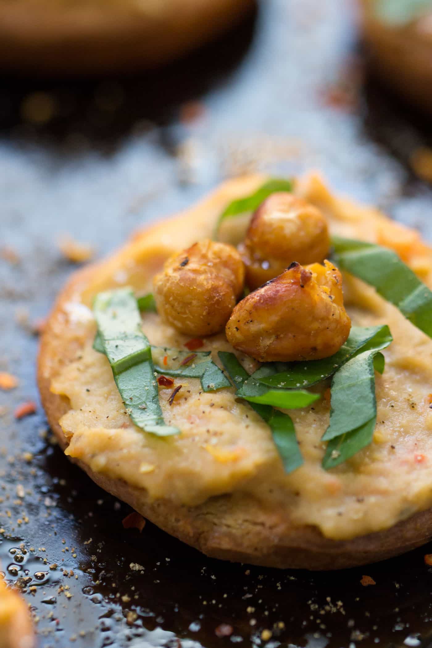 Quinoa Pizza Bites! These make the best appetizer, finger food or snack -- packed with protein, 100% vegan and totally delicious!