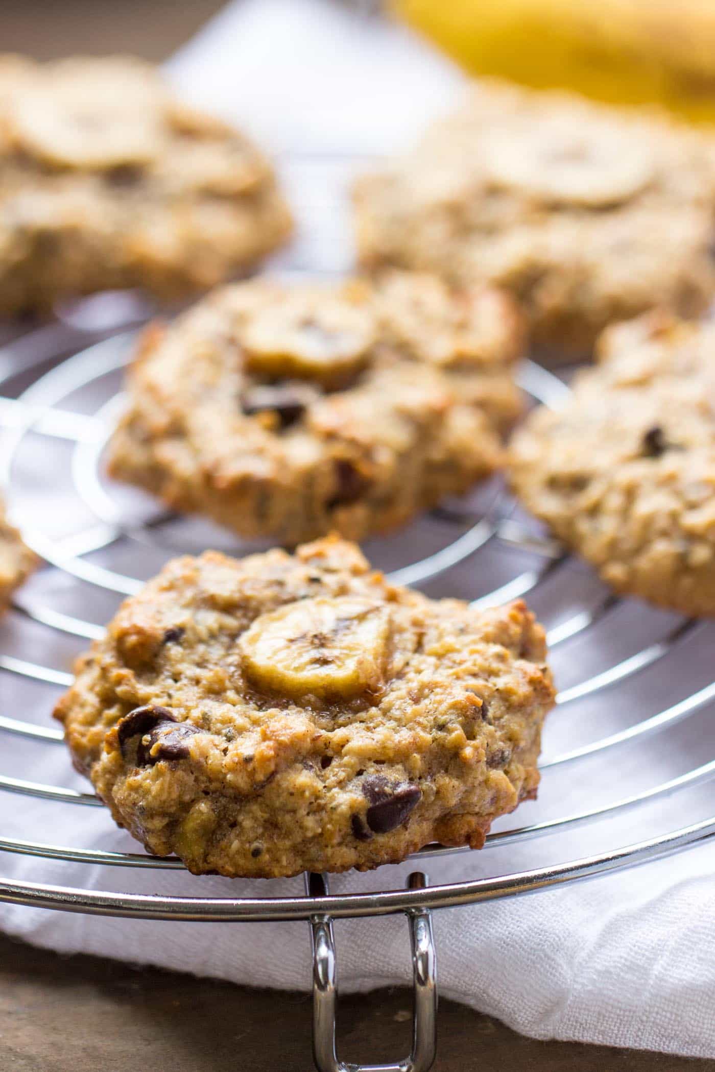 These VEGAN chunky monkey quinoa breakfast cookies are the perfect combination - oats, quinoa, chocolate, peanut butter and banana!