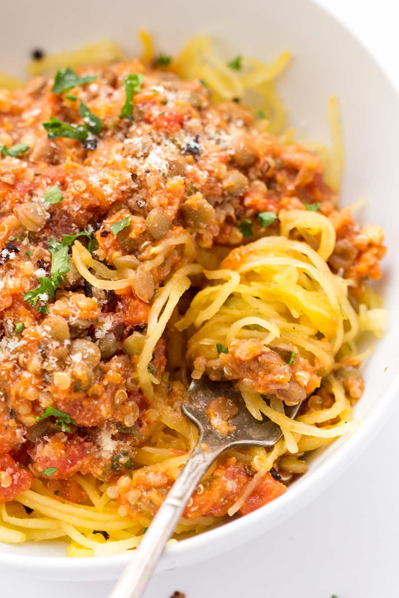 A simple meatless meal idea >> QUINOA + LENTIL BOLOGNESE (with spaghetti squash)