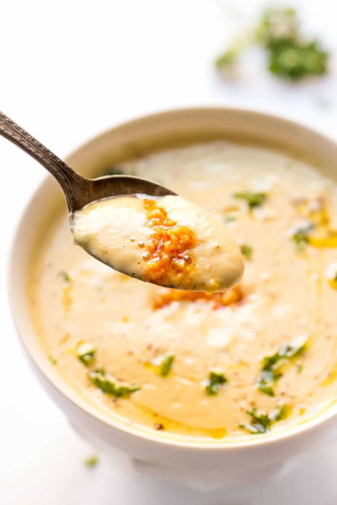 Super CREAMY + only 30 MINUTE cauliflower chowder made with roasted garlic hummus + quinoa [gluten-free + vegan]