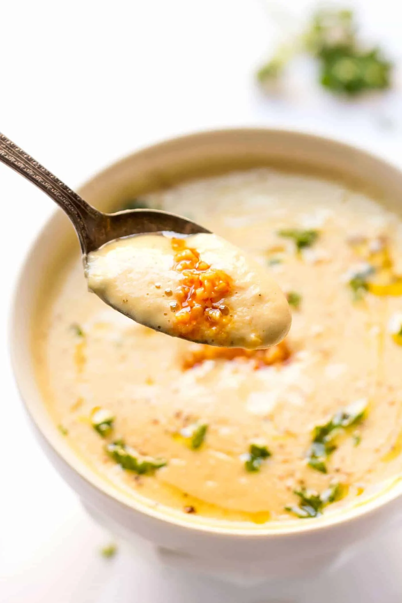 Super CREAMY + only 30 MINUTE cauliflower chowder made with roasted garlic hummus + quinoa [gluten-free + vegan]