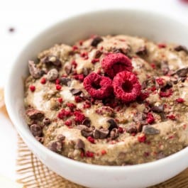 Tired of the same boring bowl of oatmeal? Time to try overnight quinoa instead! (especially when it tastes like brownies!)
