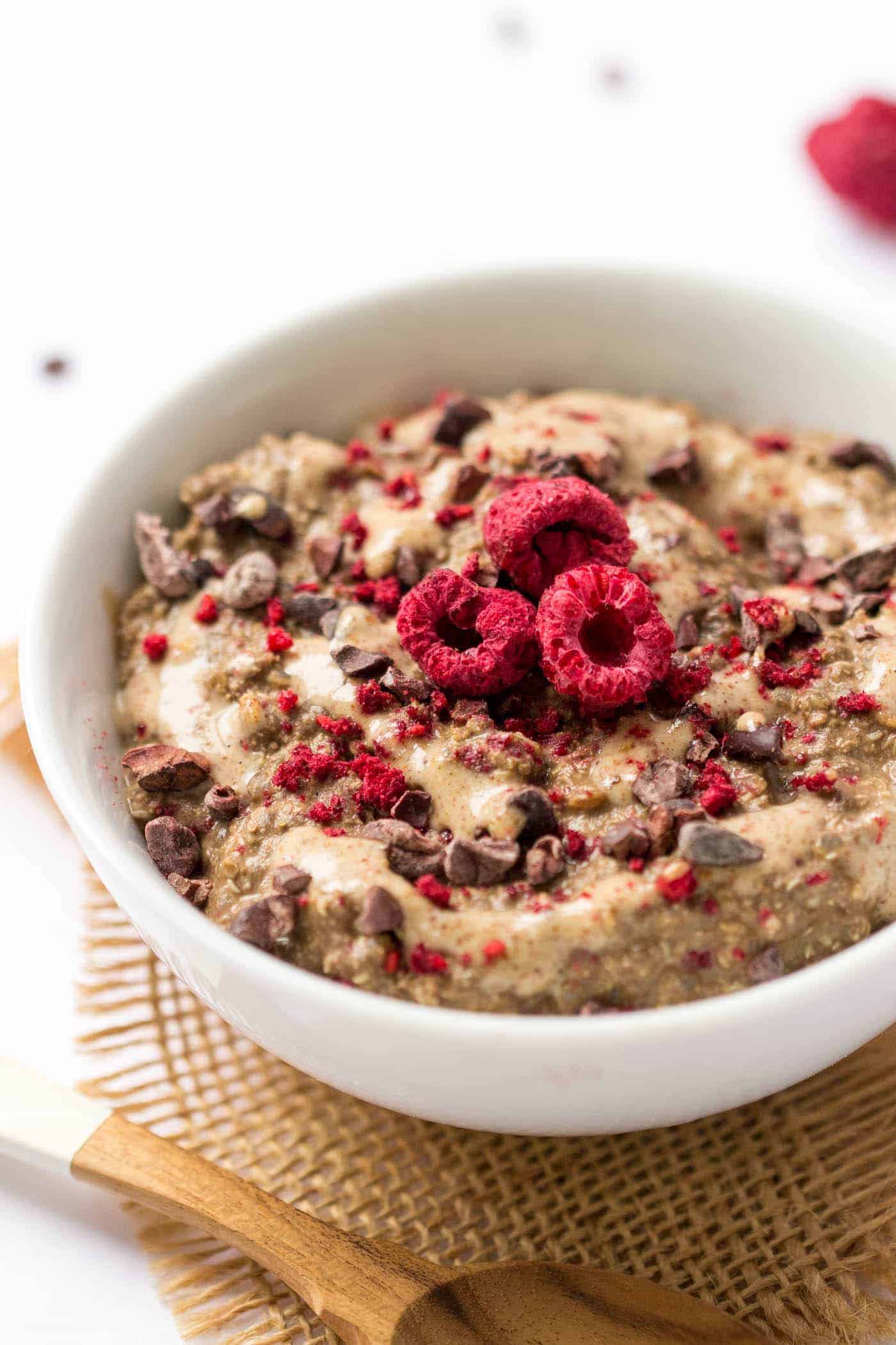 Tired of the same boring bowl of oatmeal? Time to try overnight quinoa instead! (especially when it tastes like brownies!)
