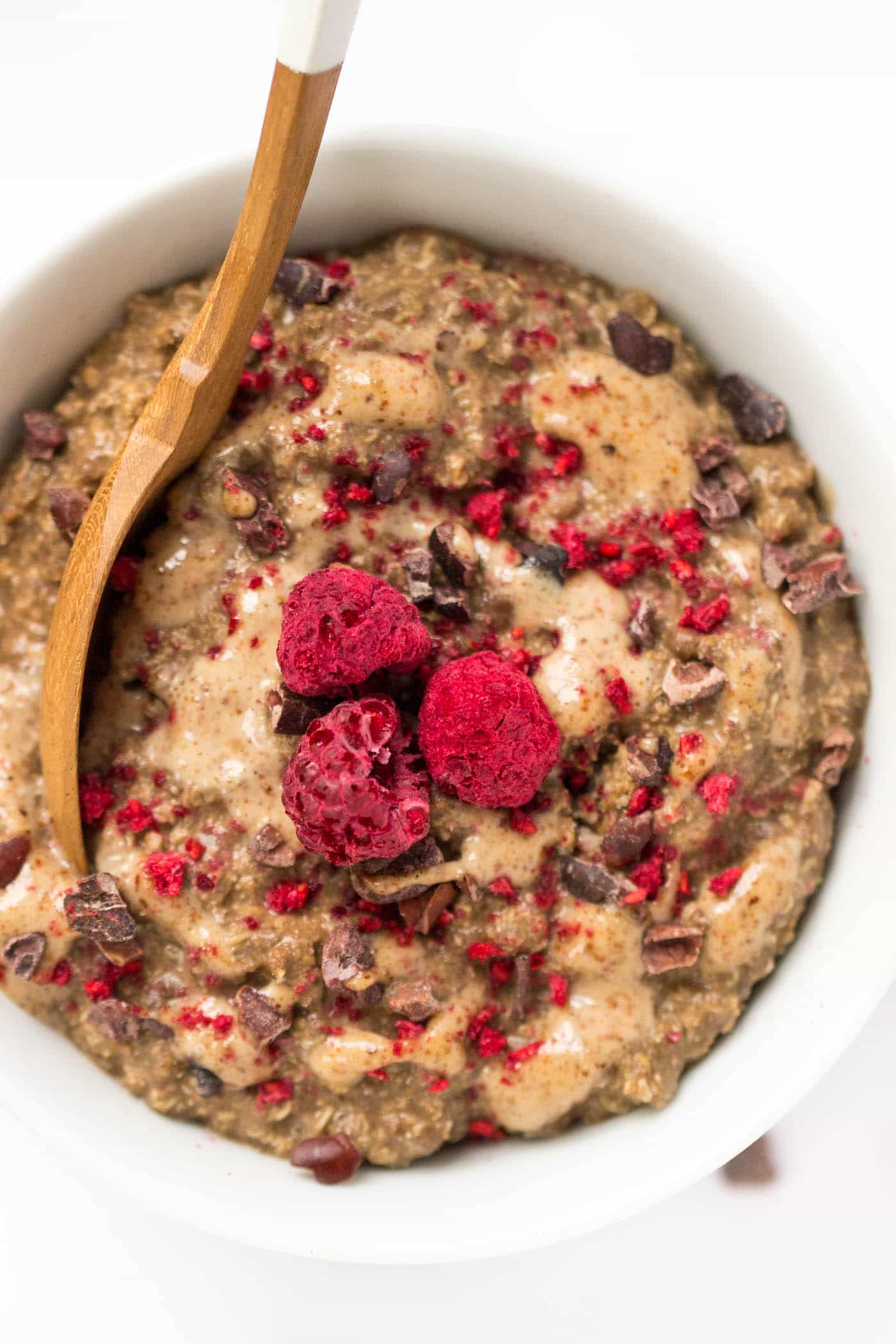 Step aside overnight oats, there's a new make-ahead breakfast in town. OVERNIGHT QUINOA (flavored with dark chocolate + raspberries)