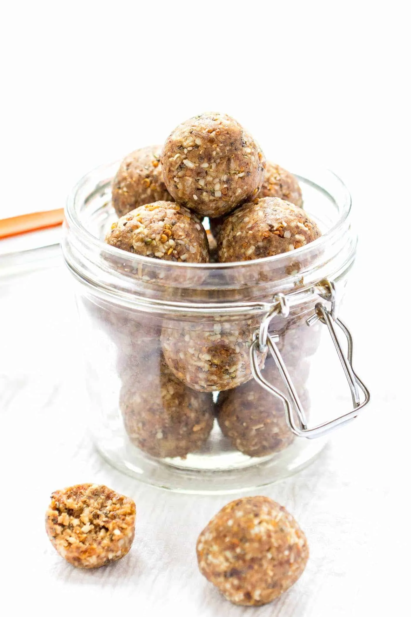 Super easy PROTEIN quinoa energy bites in a coconut-chai flavor. Perfect grab-and-go snack or for after a hard workout.