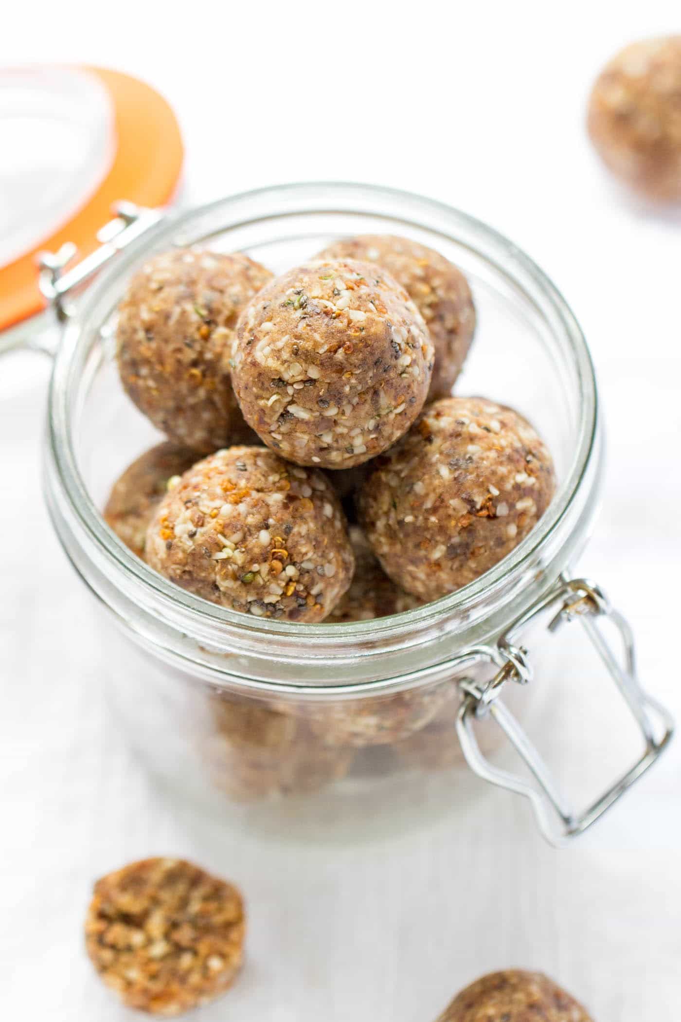 Coconut Chai VEGAN Protein Quinoa Energy Bites -- quick, easy, and perfect for on-the-go!
