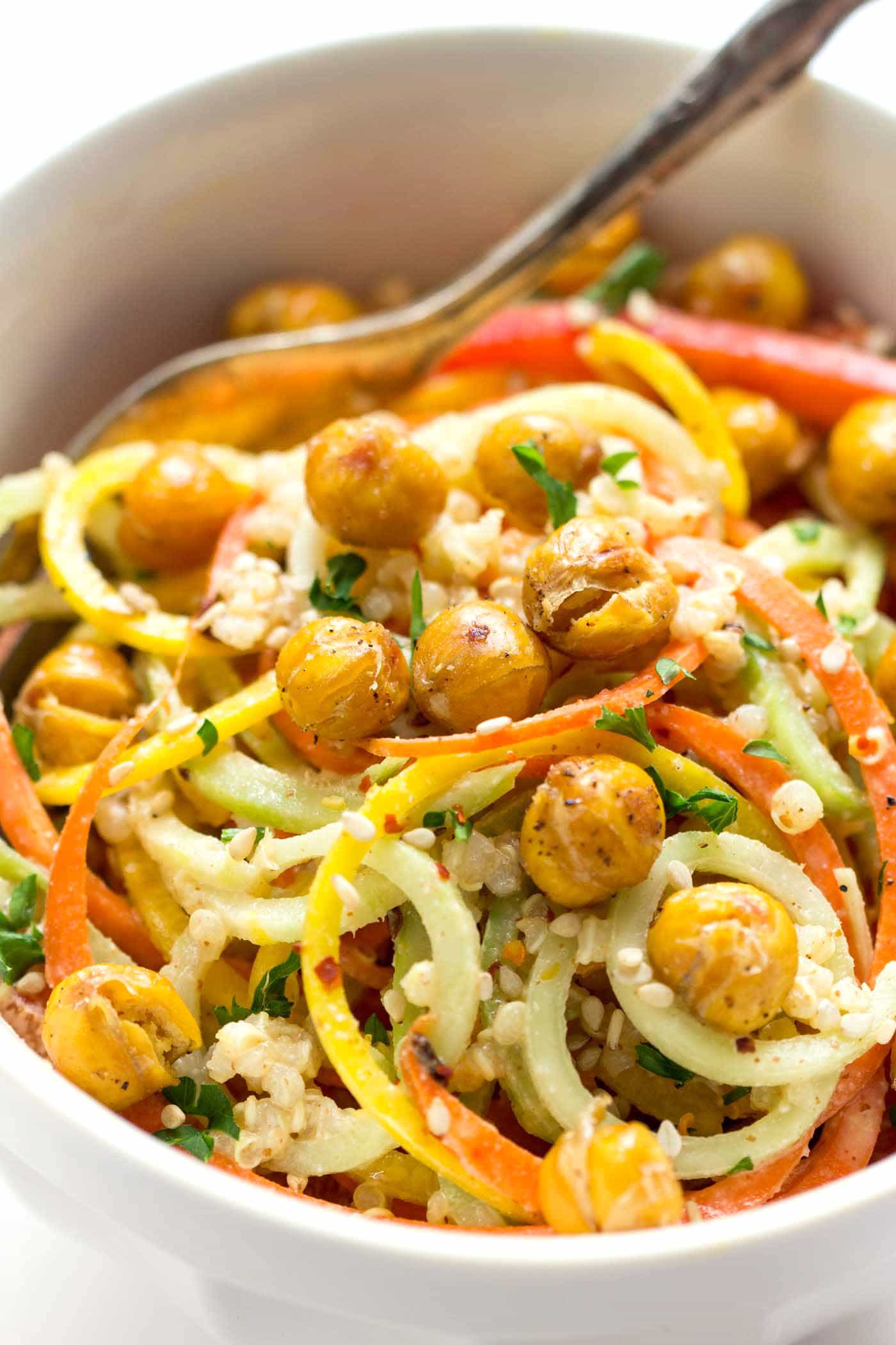 This AMAZING rainbow quinoa power salad is so easy to make >> just spiralize some veggies, add some quinoa and top with dressing!