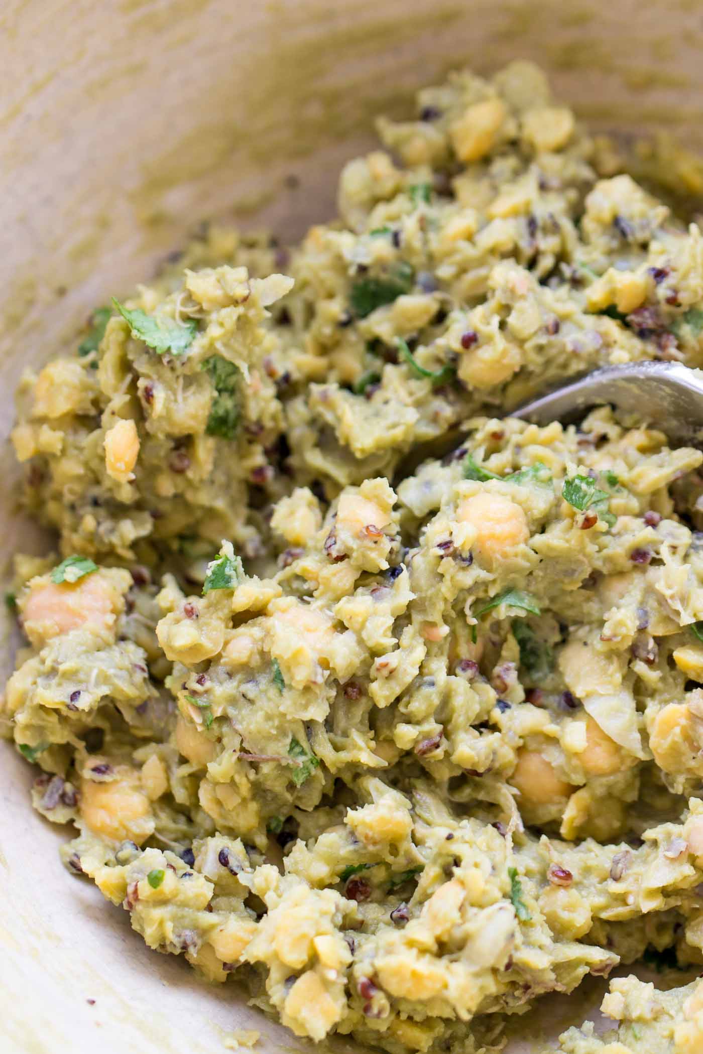 The most epic smashed chickpea salad EVER! With avocado and quinoa it's packed with protein, fiber AND healthy fats!