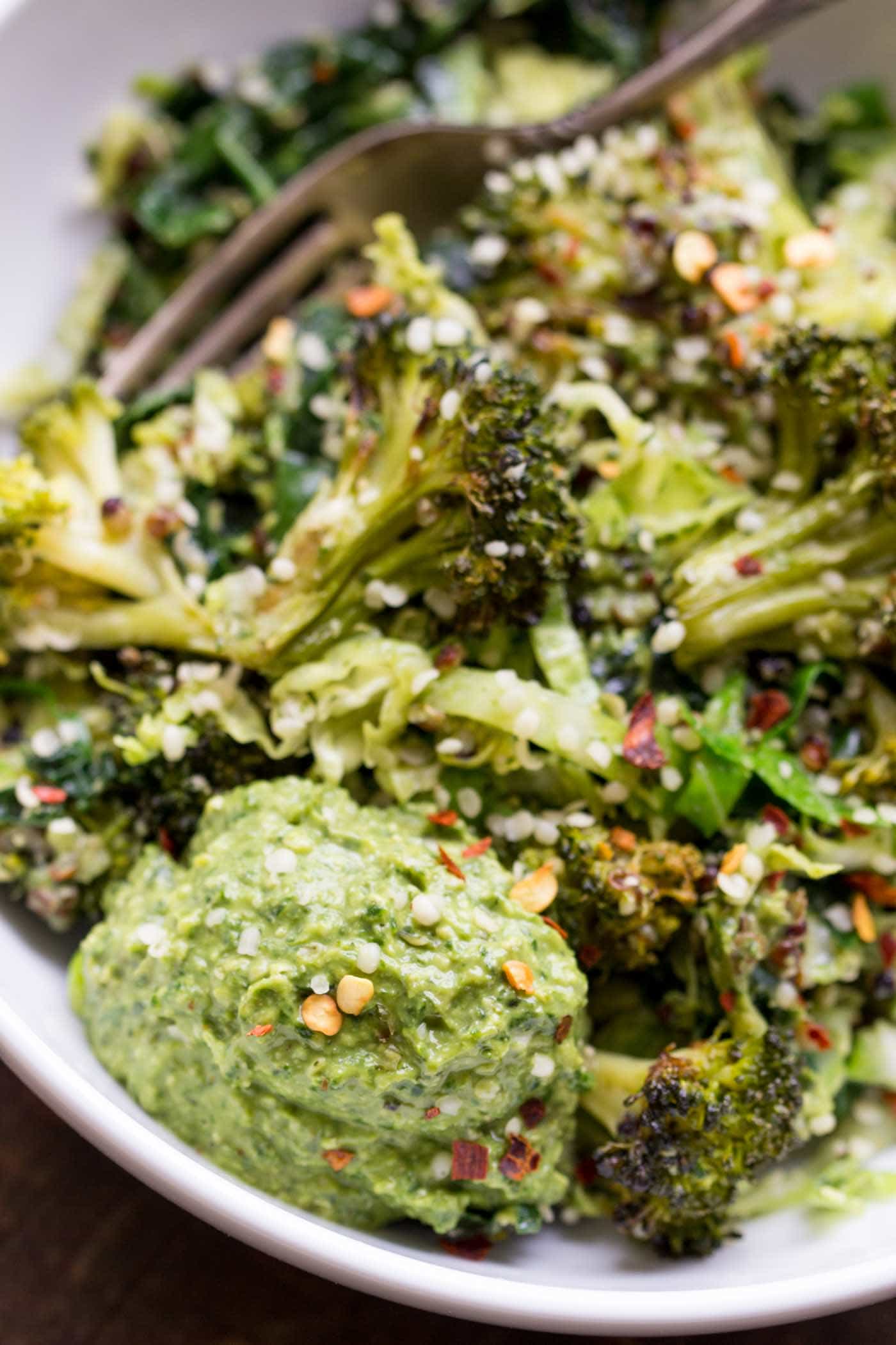 A super easy wintery QUINOA BOWL with loads of green vegetables and vegan hemp pesto!