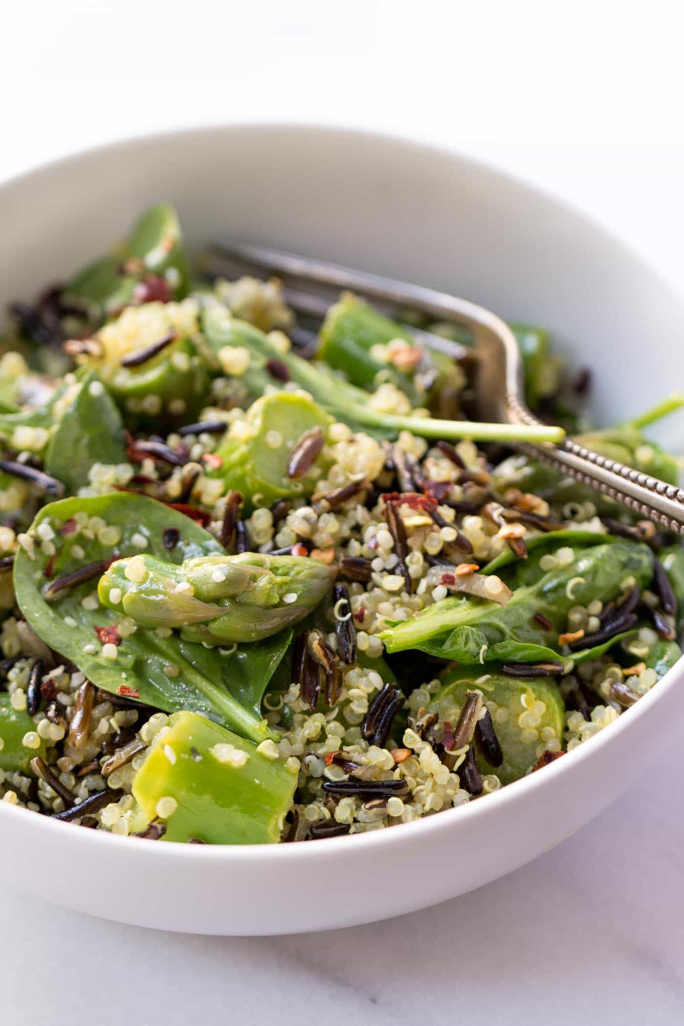 The perfect combination >> Wild Rice Quinoa Salad with Asparagus and a Lemon-Turmeric Dressing! So simple, but so flavorful!