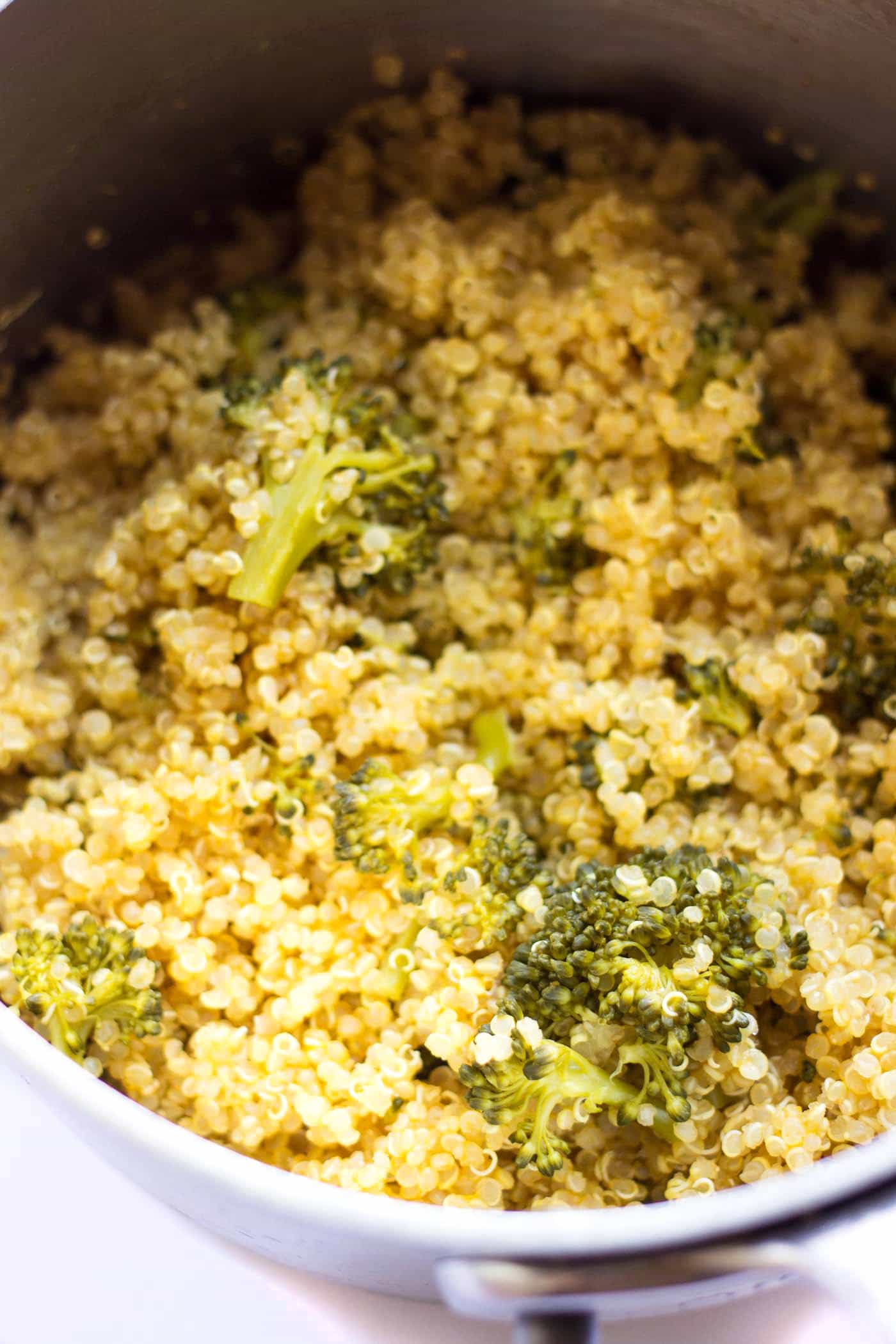 Quinoa Mac and Cheese with broccoli -- made in only ONE POT with just five simple ingredients! [vegan]