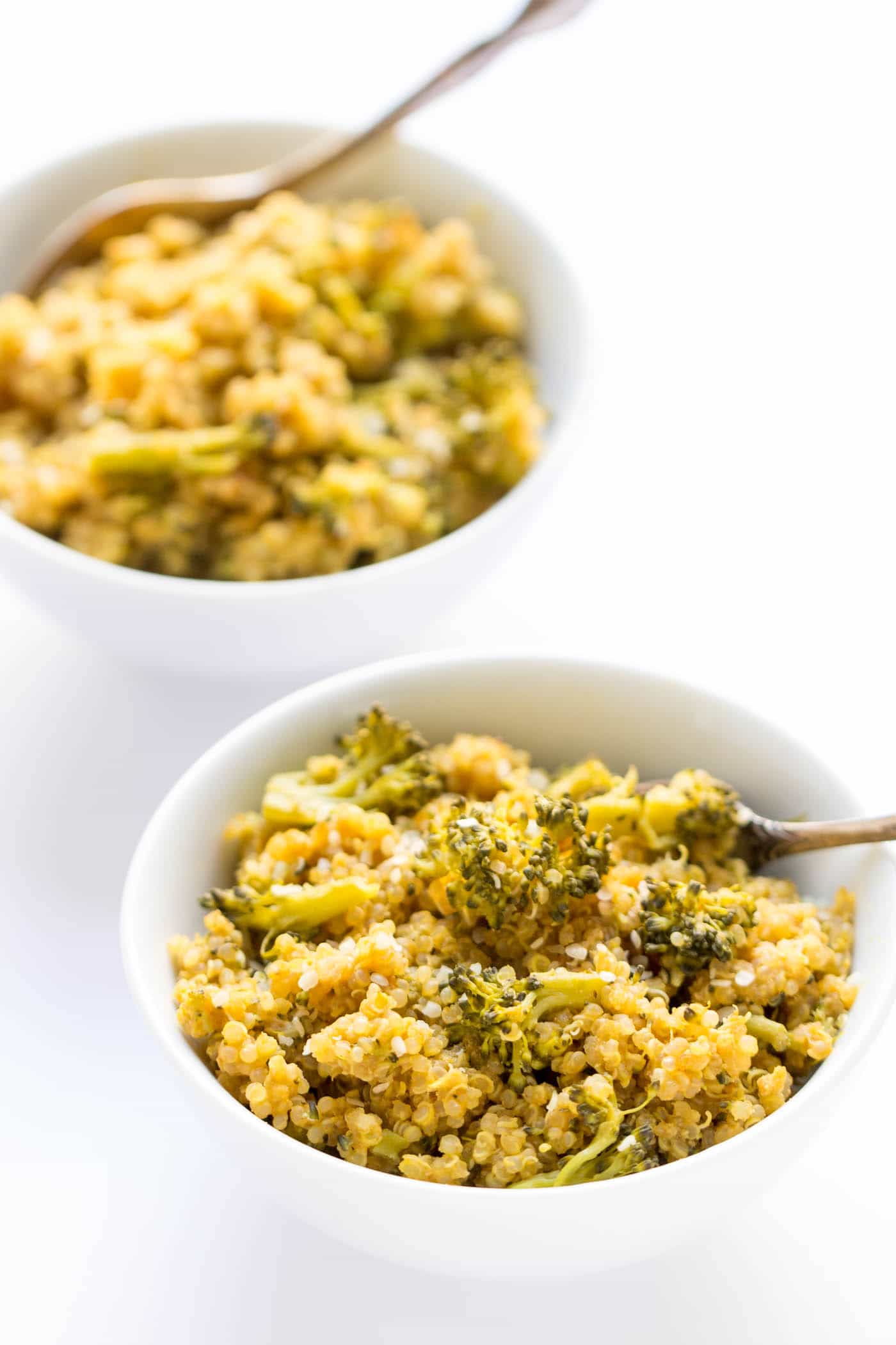 5-INGREDIENT Vegan Quinoa Mac & Cheese! Warm fluffy quinoa and broccoli coated in tons of cheesy flavor!