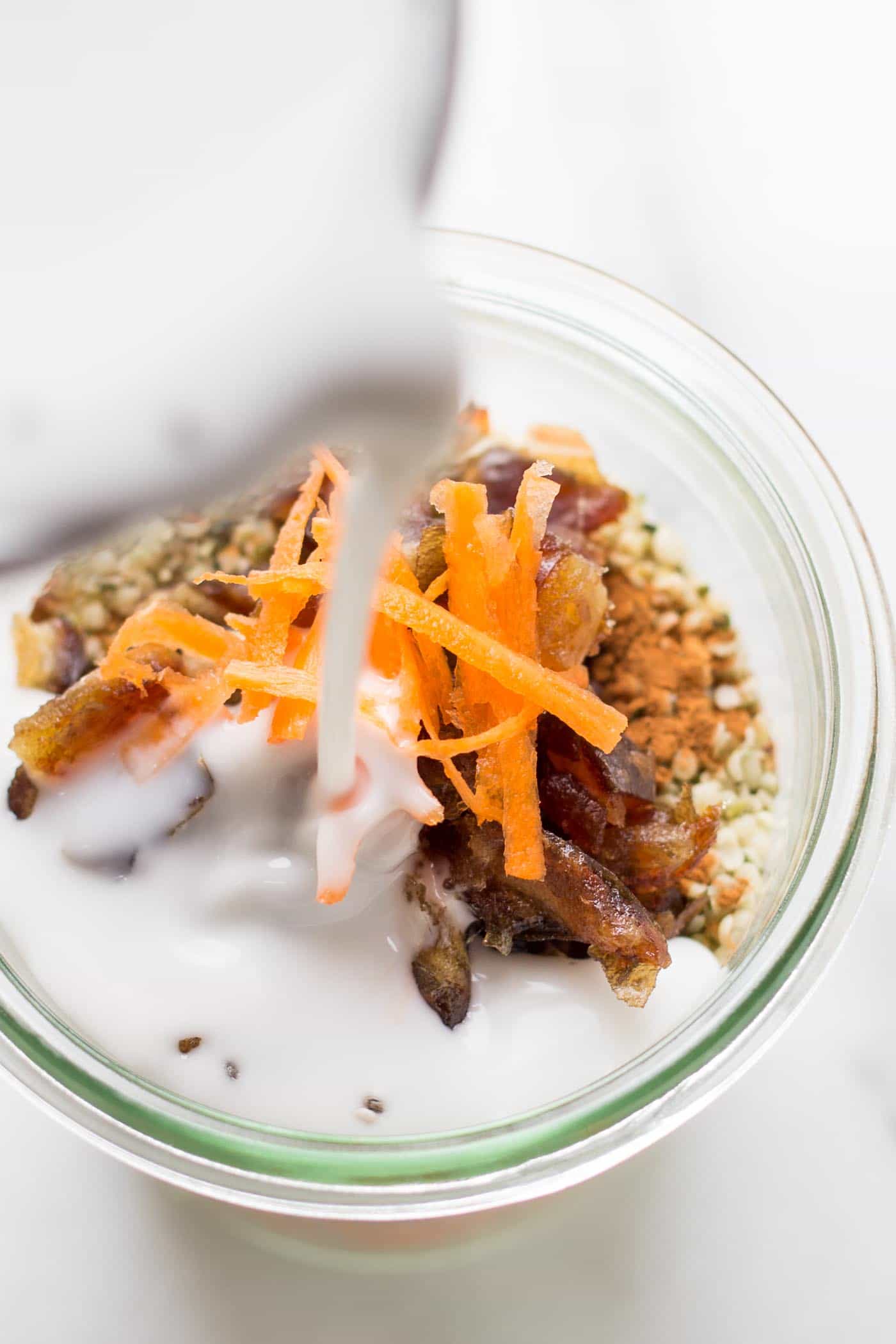 Classic carrot cake flavors transformed into a healthy breakfast treat >> Carrot Cake Chia Pudding!