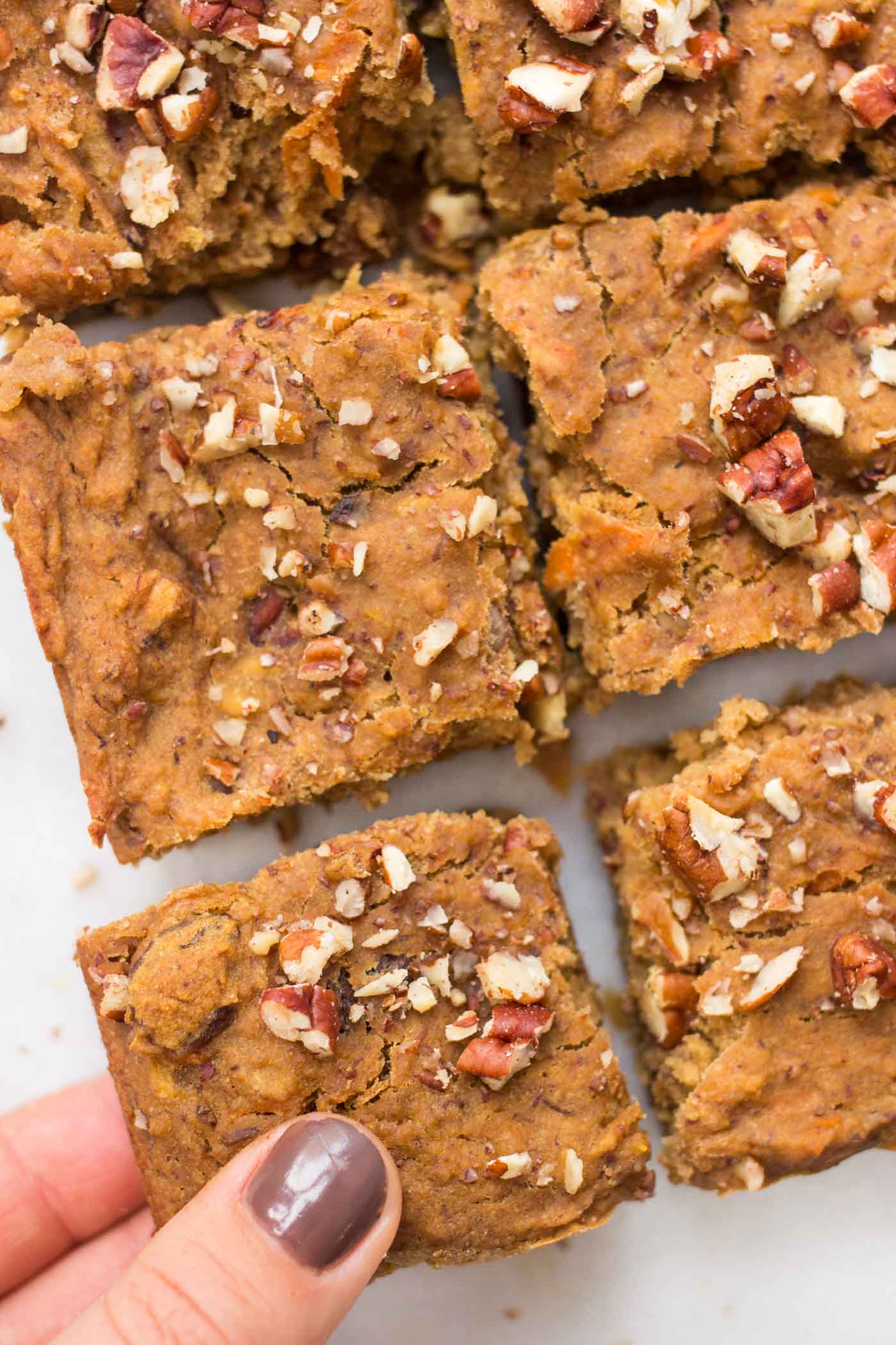 Need a portable breakfast treat? These HIGH-PROTEIN quinoa breakfast bars are perfect! They're naturally sweetened, gluten-free and vegan too!