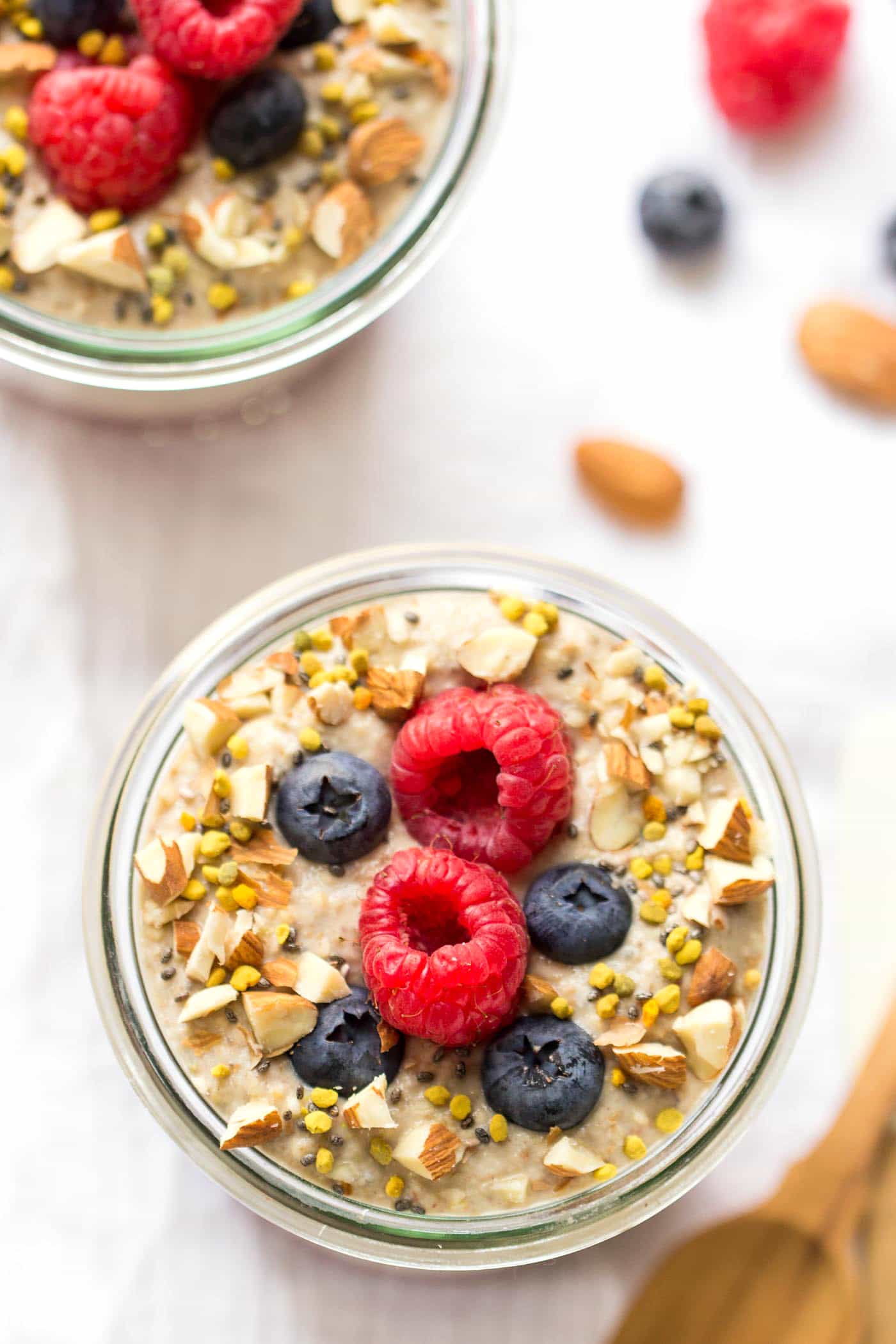 This AMAZING quinoa porridge is completely raw but totally delicious - packed with fiber, protein and low in sugar! 