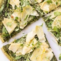 Spinach + Artichoke Quinoa Pizza -- a healthy, vegan pizza that's packed with tons of green veggies!