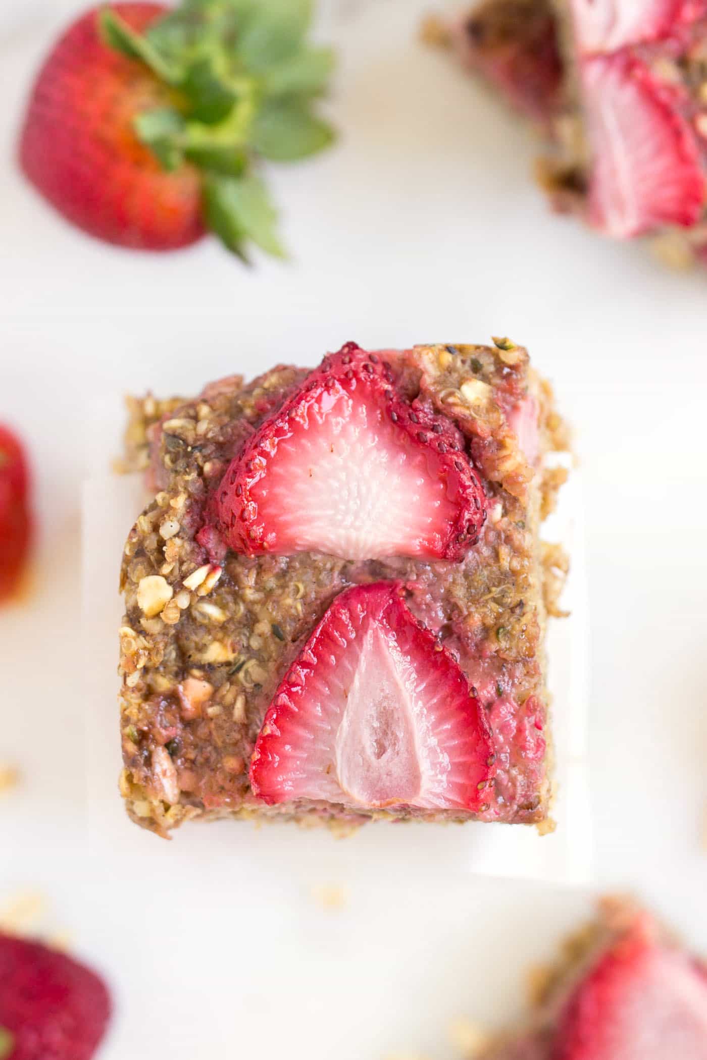 These strawberry quinoa breakfast bars are FLOURLESS, packed with protein and fiber, and are the perfect portable breakfast!