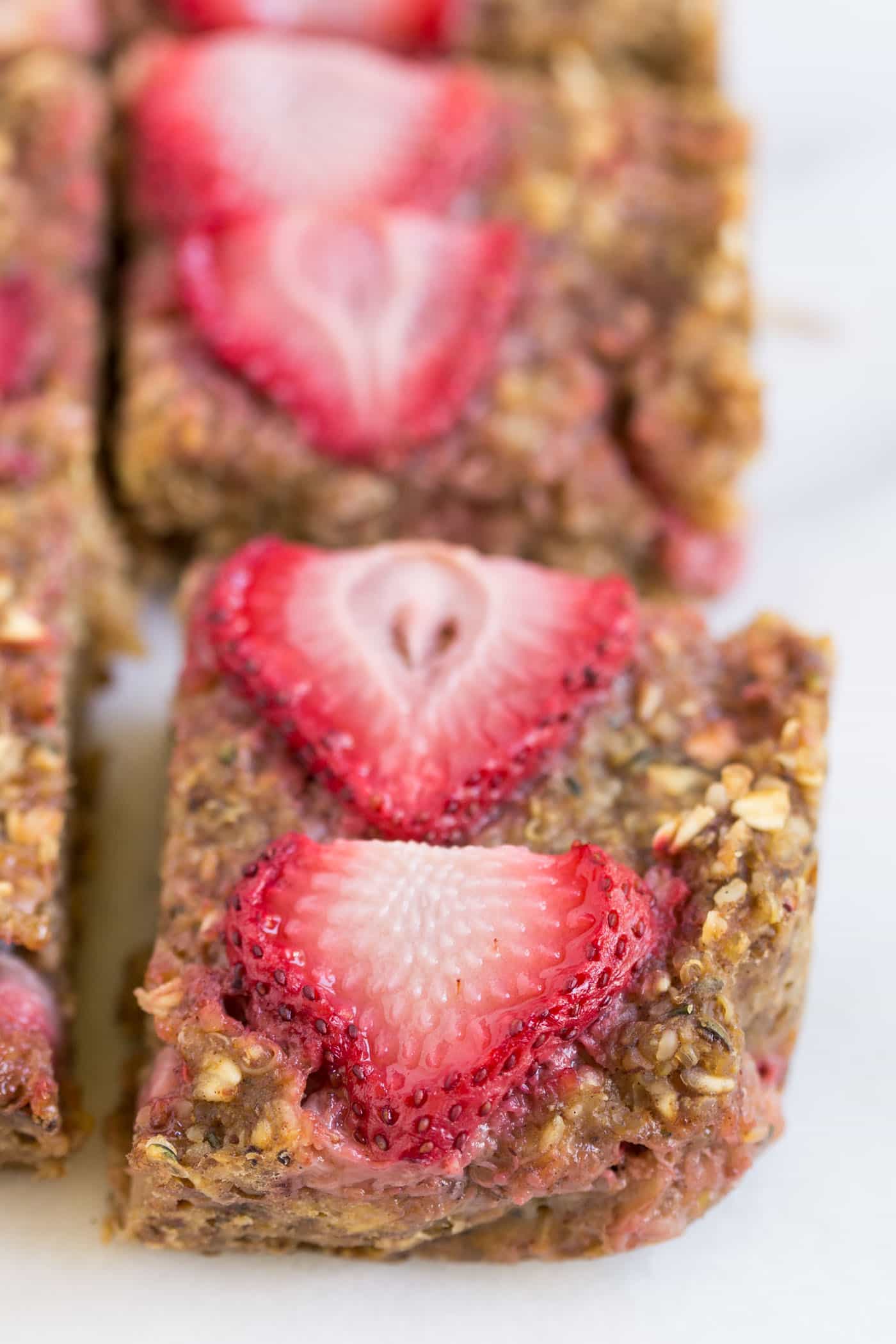 How good do these quinoa breakfast bars look? Love that they're FLOURLESS and healthy -- naturally gluten-free + vegan too!