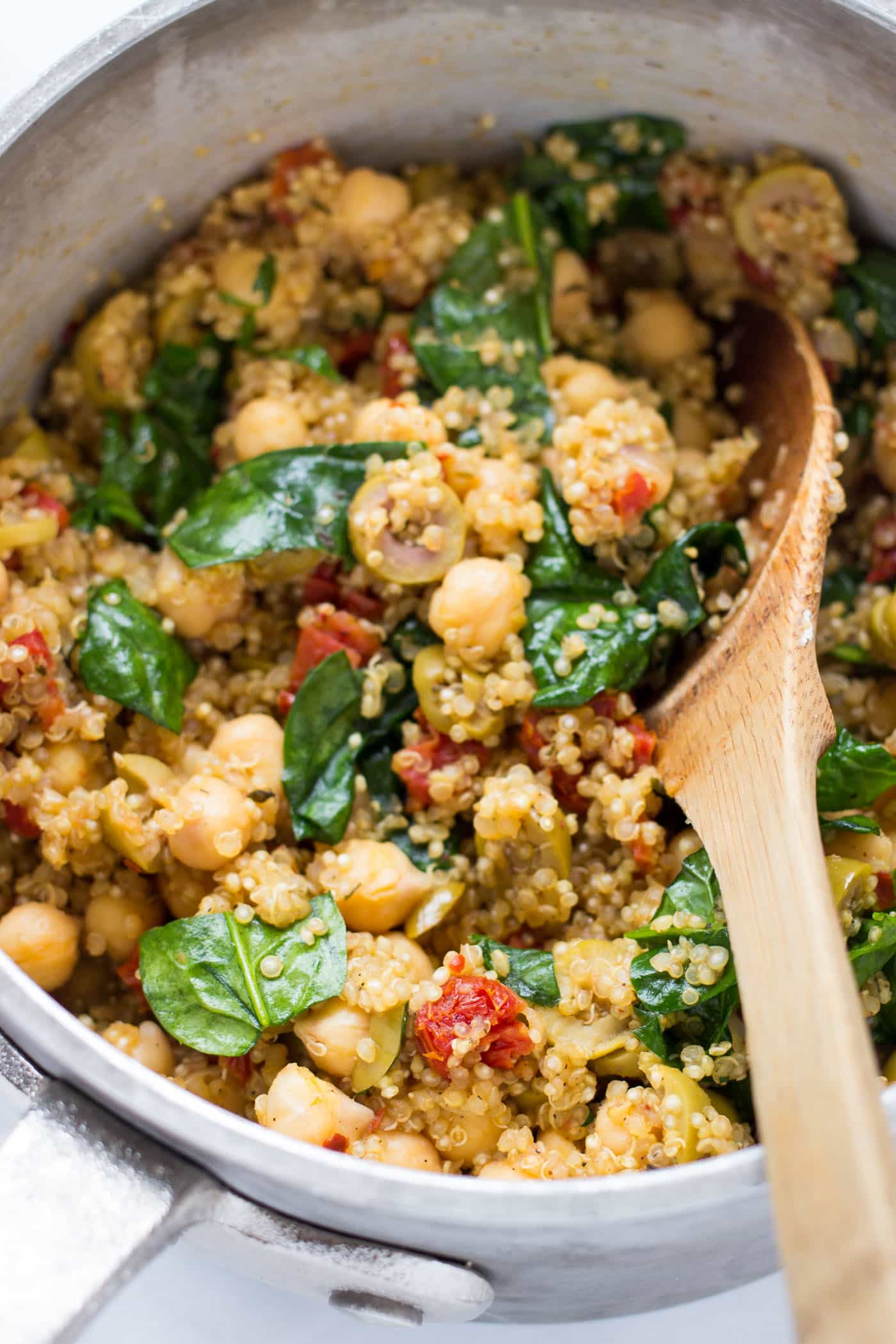 MEDITERRANEAN QUINOA ... a one-pot wonder that combines fluffy quinoa, olives, sun dried tomatoes, spinach and chickpeas!