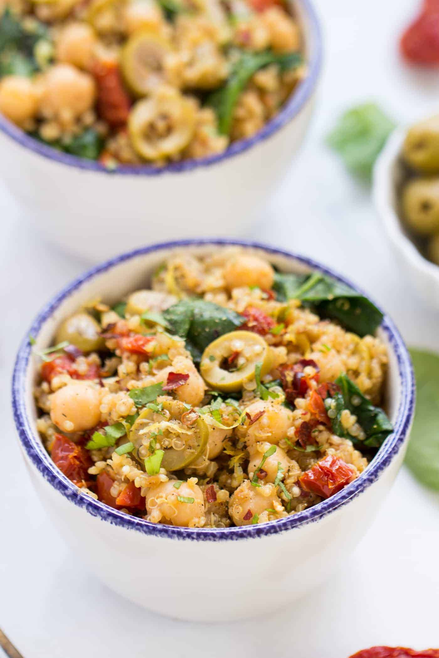 This easy Mediterranean Quinoa uses only ONE POT and it's SO FLAVORFUL!