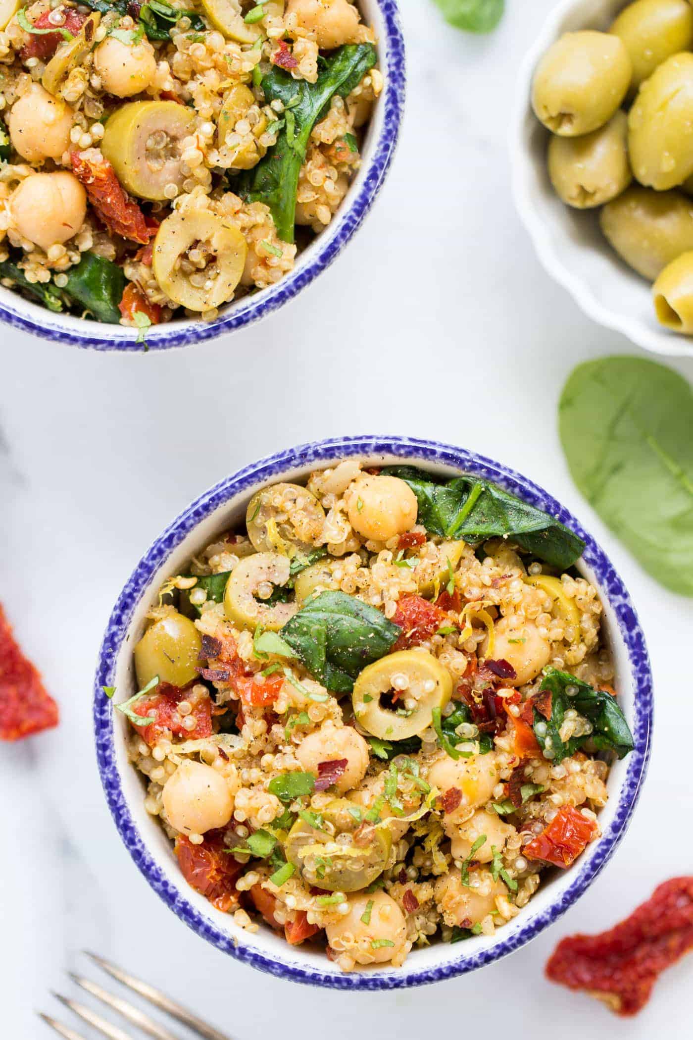 ONE-POT MEDITERRANEAN QUINOA with olives, sun dried tomatoes, spinach and chickpeas!
