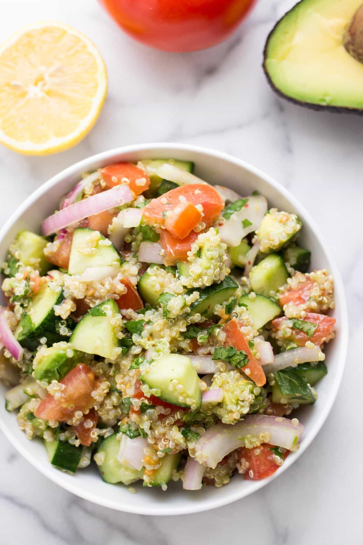  Salade de Concombre, Tomate + Avocat au Quinoa simple simple, saine et TELLEMENT savoureuse!