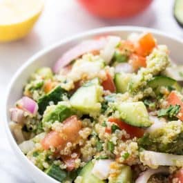 avokado-kvinoasalaatti tomaateilla + kurkuilla -- niin kirkas, raikas ja terveellinen! Se on täydellinen kesäinen salaatti ja helppo ottaa piknikille tai pakata BBQs {vegaani}