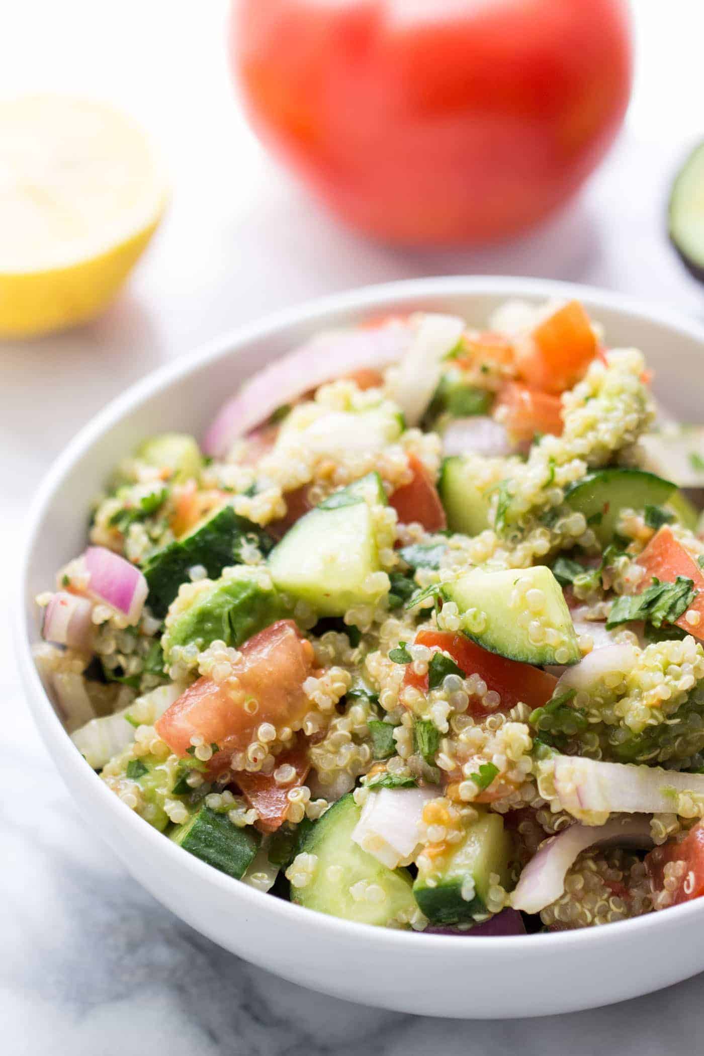  Salade de Quinoa à l'avocat avec Tomates + Concombres so si lumineuse, fraîche et saine! C'est la salade estivale parfaite et facile à prendre pour les pique-niques ou à emporter pour les barbecues {végétalien}