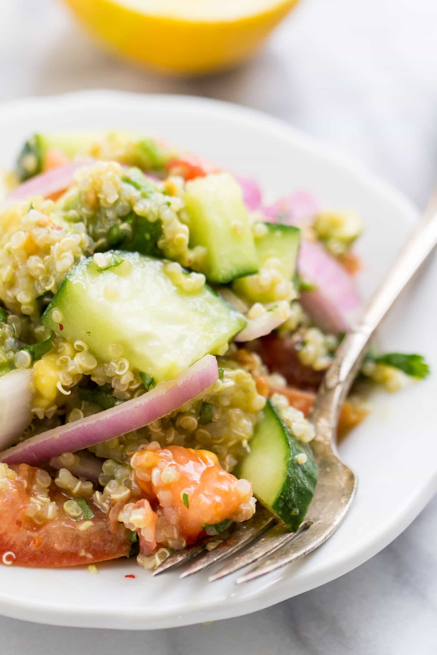 avocado-Quinoa-Salade met tomaten + komkommers -- zo helder, vers en gezond! Het is de perfecte zomersalade en gemakkelijk te nemen op picknicks of verpakken voor BBQ ' s {veganistisch}