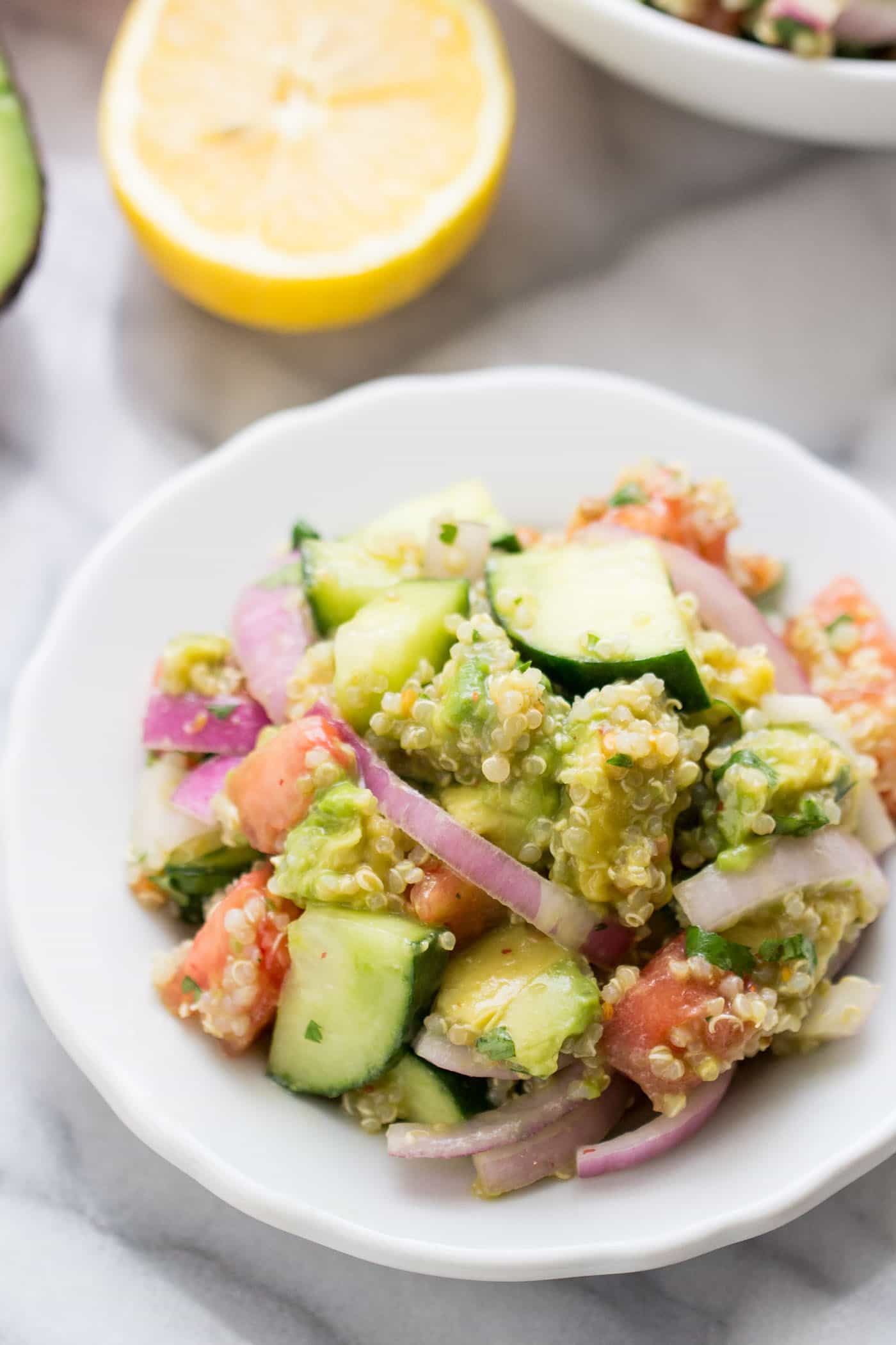  en simpel avocado kvinoa salat med agurker og tomater-perfekt til frokost eller til en lys, sommer måltid!