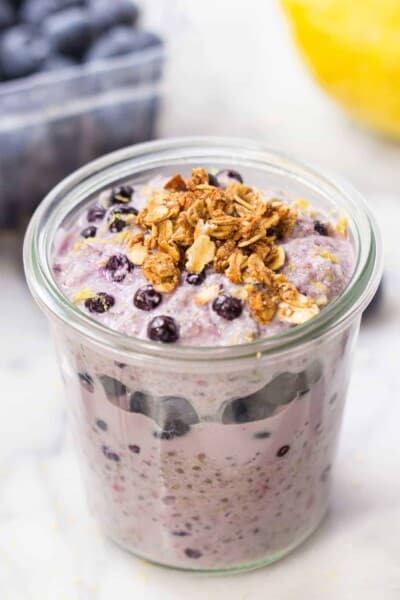 Lemon Blueberry Overnight Quinoa -- takes only 5 minutes to make and will keep you full all morning long! [vegan]