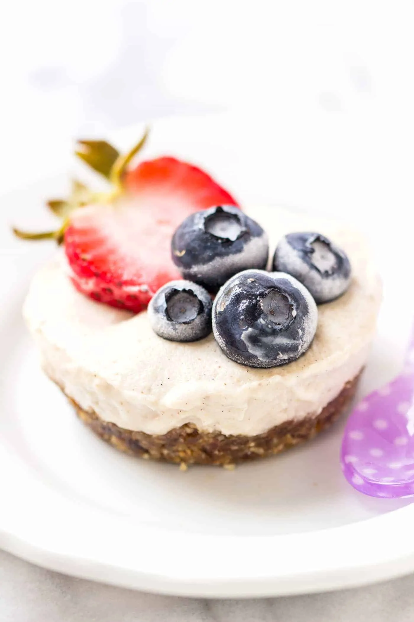 These mini vegan tarts are NO-BAKE and super healthy. Quick to make and packed with nutrients!