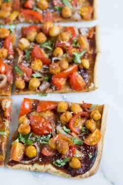 BBQ QUINOA PIZZA topped with shallots, cherry tomatoes and chickpeas! [vegetarian + gluten-free]