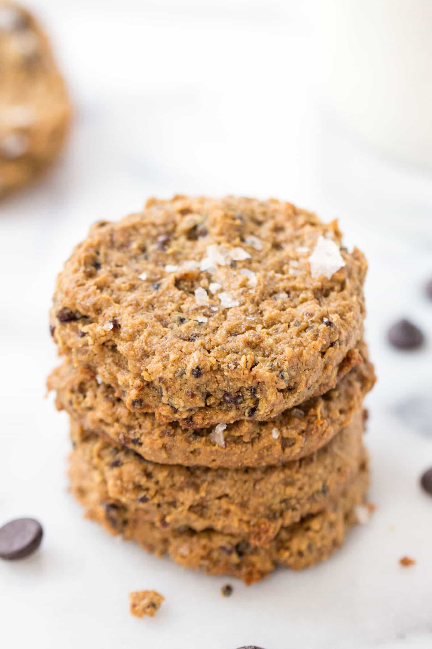 Cashew Quinoa Cookies >> healthy chocolate chip cookies made with cashew butter + quinoa! [vegan, gluten-free, no oil]