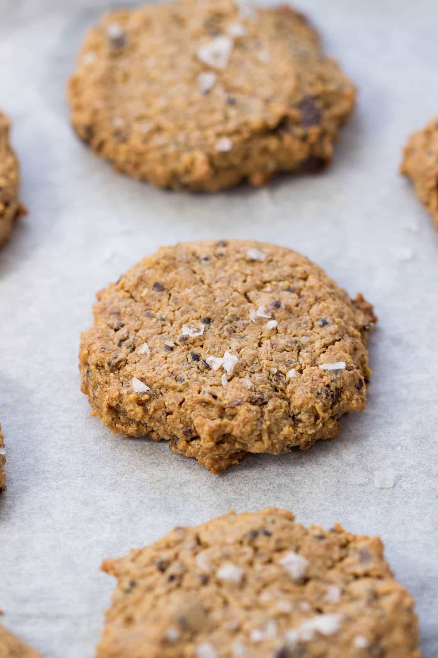 CASHEW QUINOA COOKIES -- healthy chocolate chip cookies made with a base of cashew butter + quinoa!