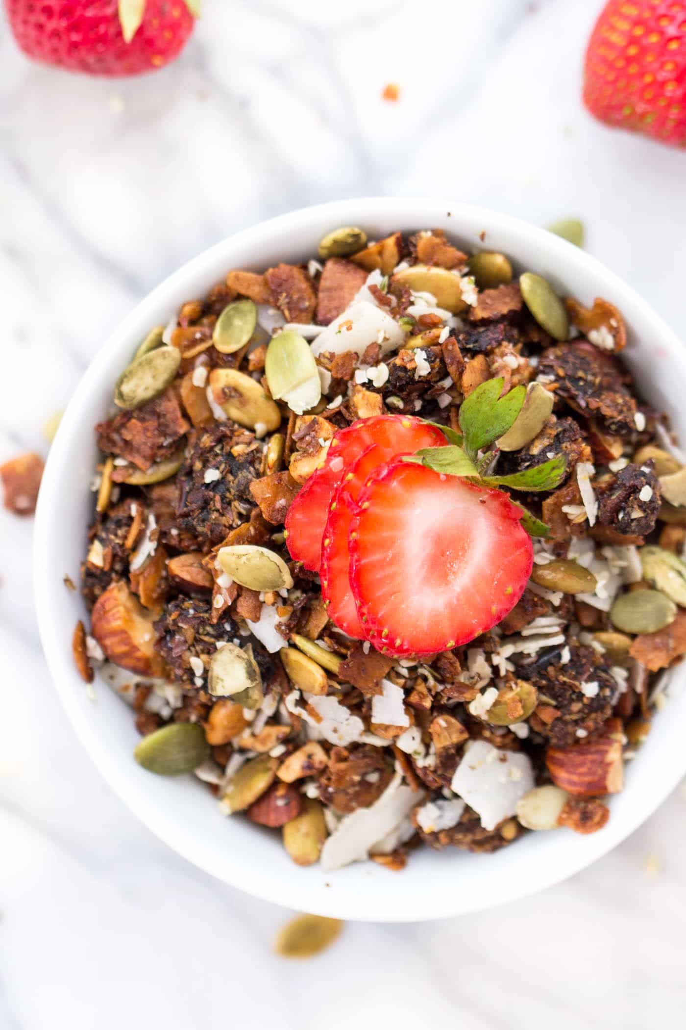 The PERFECT grain-free granola >> with coconut, almonds and chewy medjool dates!