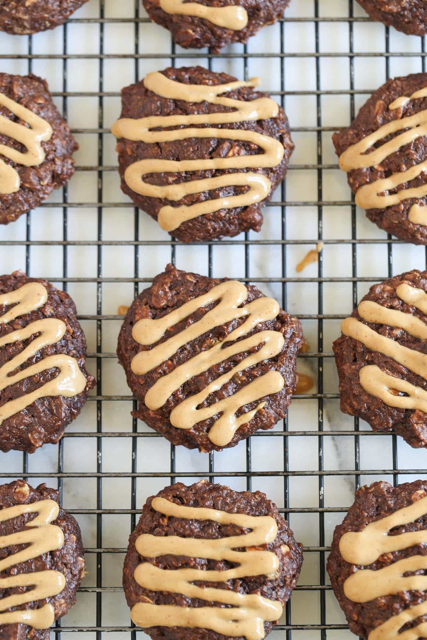 These AMAZING chocolate peanut butter breakfast cookies have oats, quinoa and tons of other healthy ingredients, except they taste like BROWNIES!