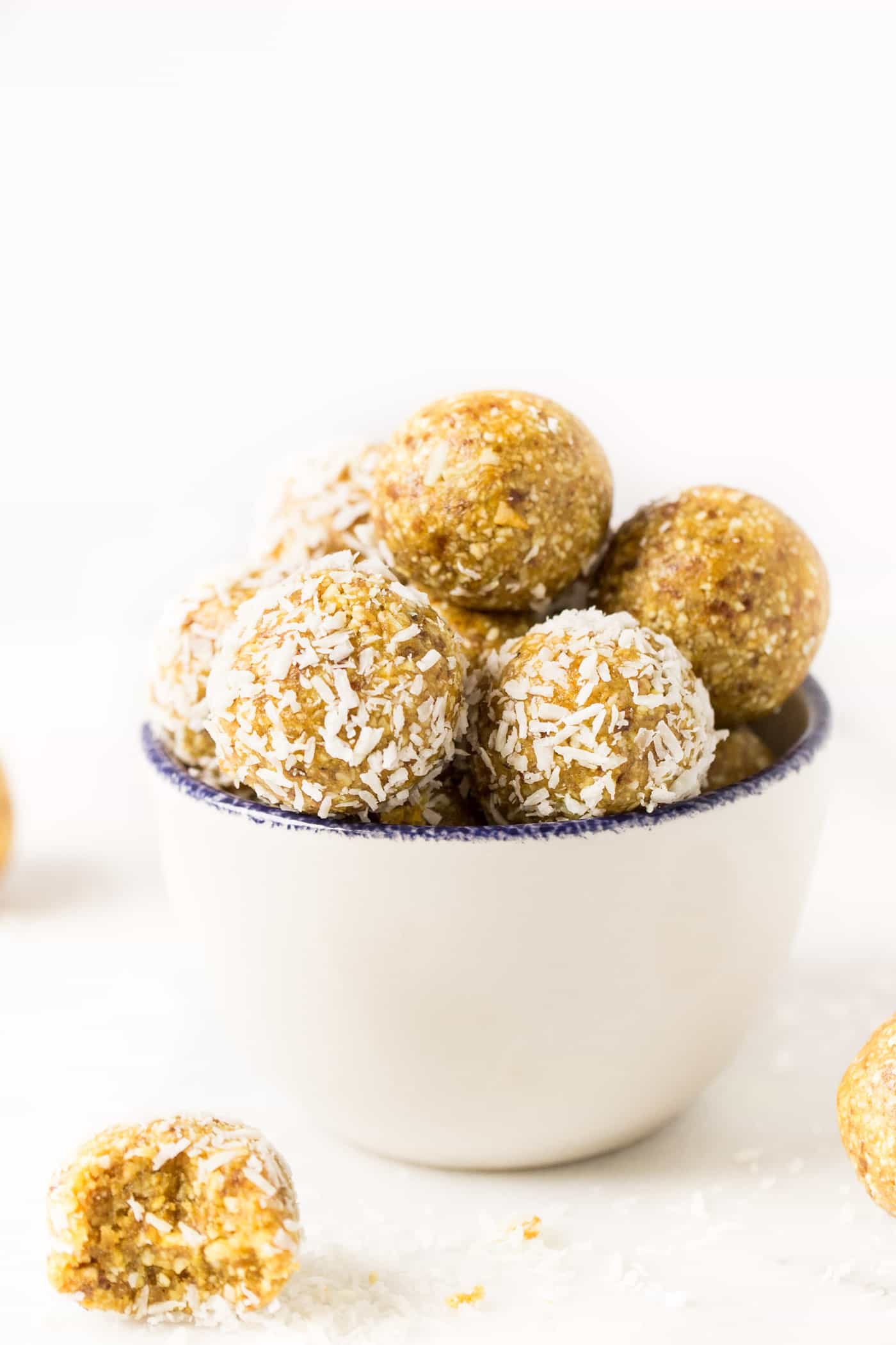 Mango Coconut Energy Balls -- only 6 ingredients, easy to make and taste like the tropics!