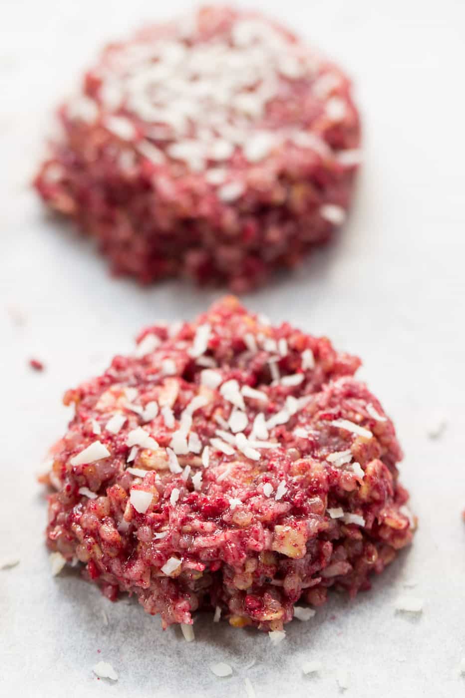 NO-BAKE Raspberry Quinoa Cookies -- use less than 10 ingredients, are totally healthy and taste like cheesecake!