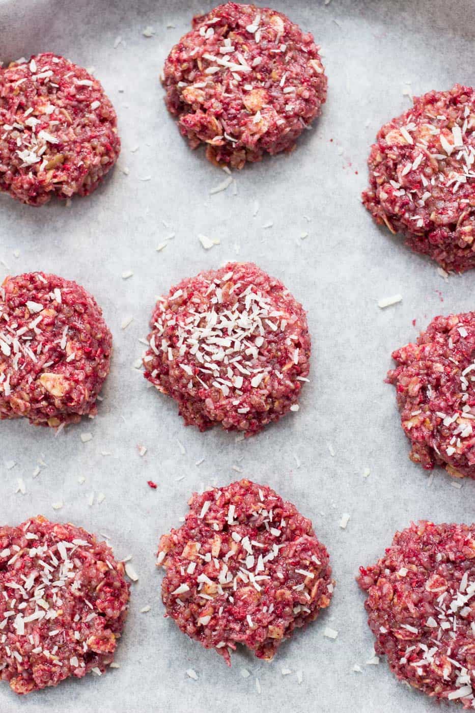 These amazing NO BAKE raspberry quinoa cookies use less than 10 ingredients and are totally healthy!