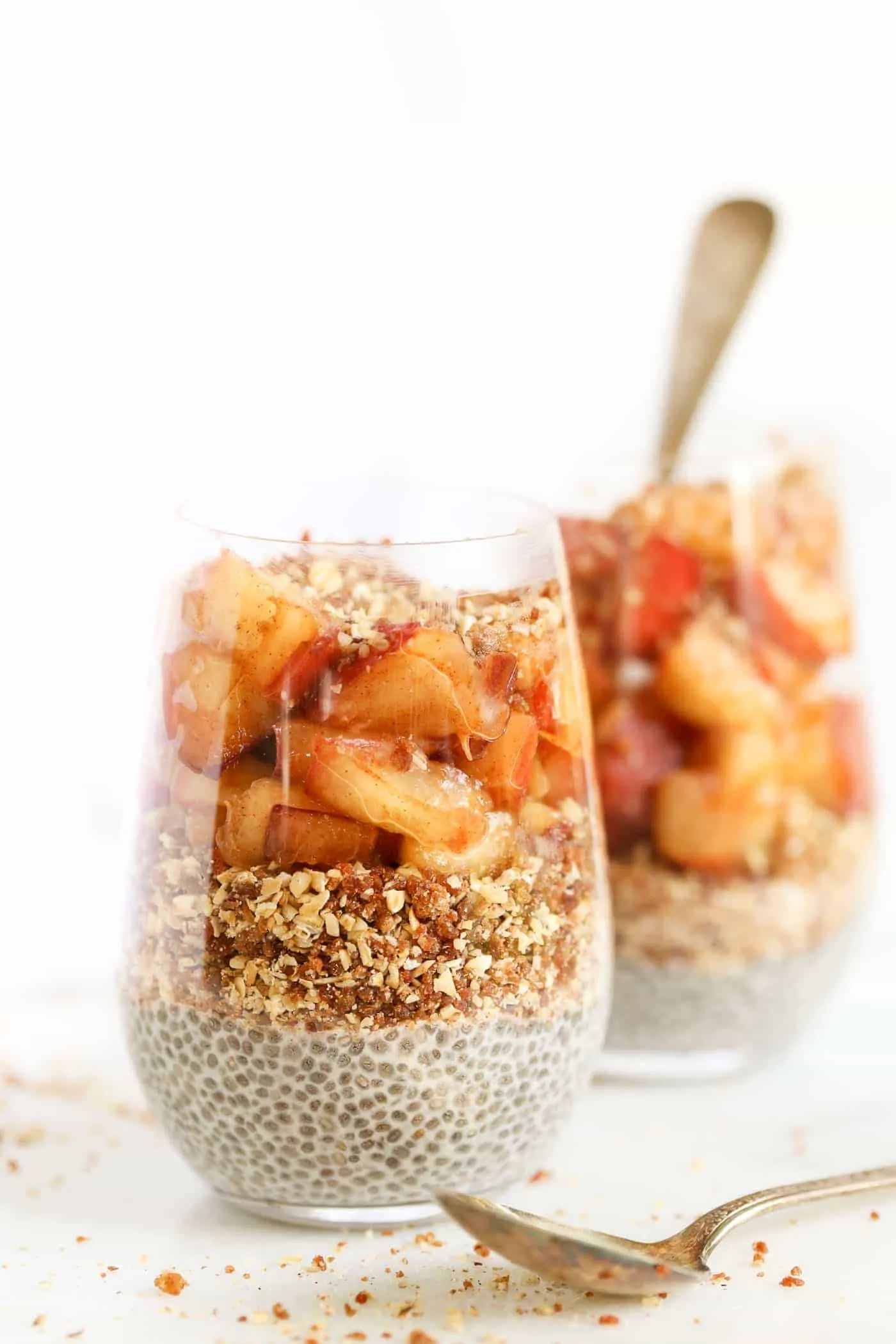 PEACH PIE BREAKFAST PARFAITS -- with a base of chia pudding, then a oat-pecan crumble and fresh peaches!