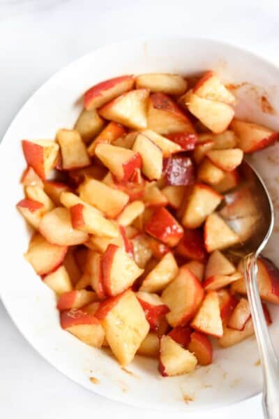 Cinnamon is all you need to make the perfect marinated peaches!