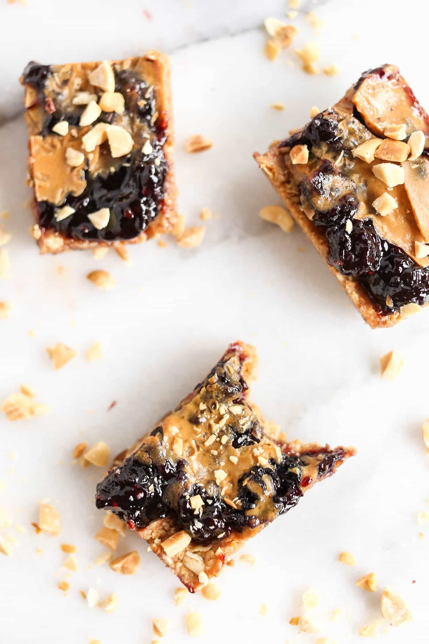 Peanut Butter + Jelly Snack Bars >> only 8 ingredients, naturally gf, no refined sugars and 100% vegan!