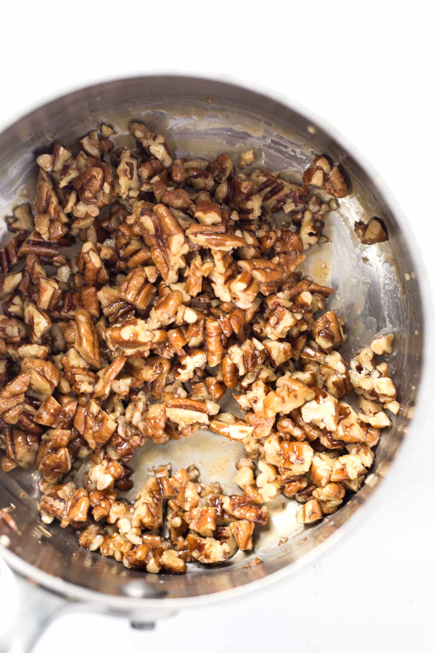 2-ingredient caramelized pecans...using maple syrup!