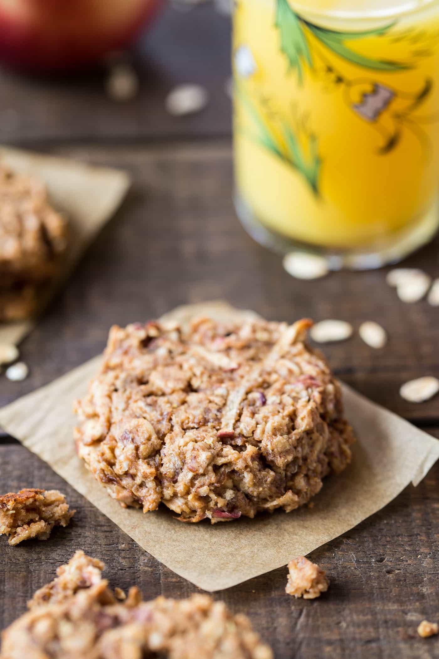 Apple Pie Quinoa Breakfast Cookies -- sweetened with maple syrup, packed with fiber & healthy fats!
