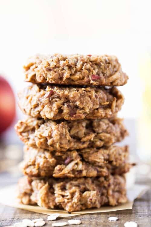 Apple Pie Quinoa Breakfast Cookies -- sweetened with maple syrup, packed with fiber & healthy fats!