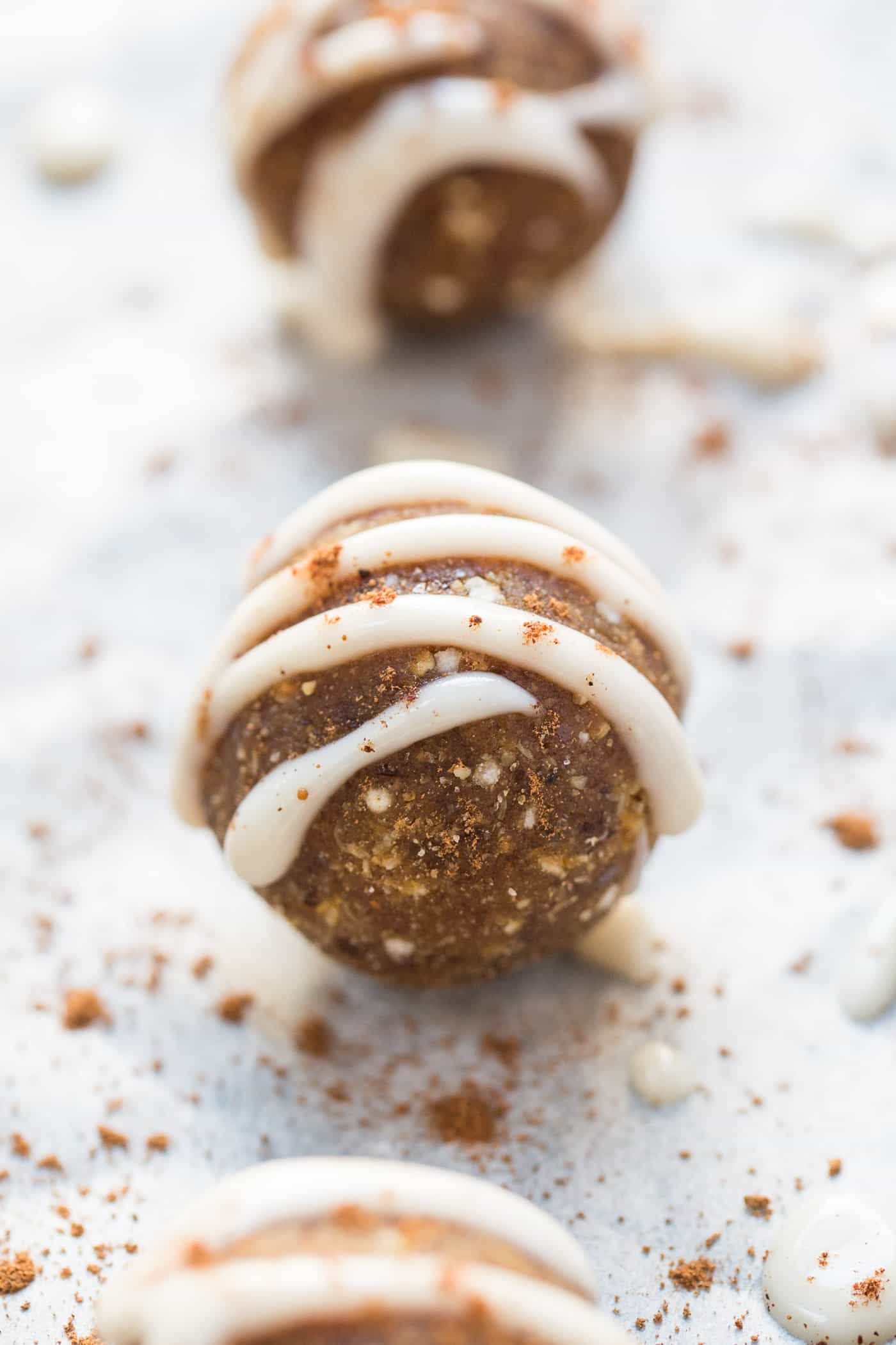 These NO BAKE pumpkin pie truffles are amazing -- so simple to make, gorgeous and perfect for the holiday season!