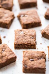 Ooey-gooey Pumpkin Spice Quinoa Blondies with dark chocolate chips! They're the perfect fall dessert!